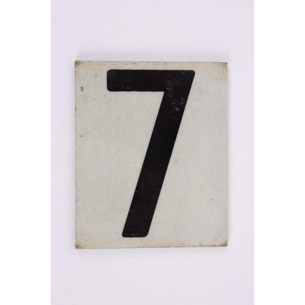 Skilt, metal m text "7", 65x52 mm, s.h.